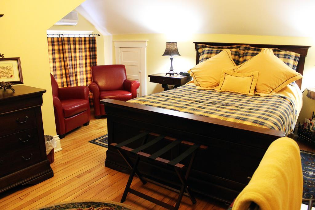 Deluxe Queen Suite